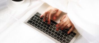 VISMA_GIRLCOMPUTER_GLOW_NAILS_KEYBOARD.jpg