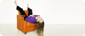 VISMA_GIRL_COUCH_UPSIDEDOWN_PURPLEGLOW.png